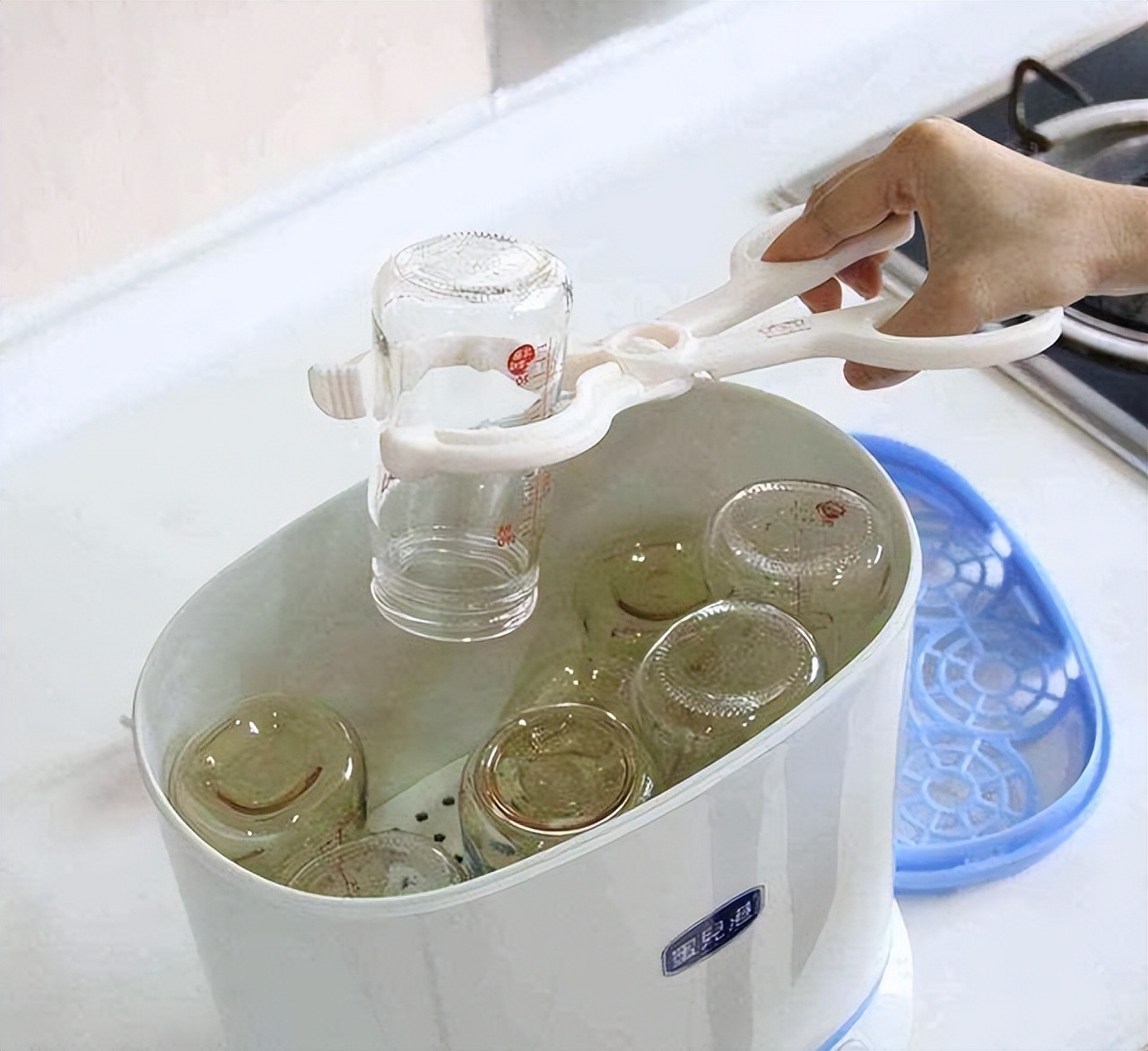 给奶瓶消毒用开水烫可以吗,婴儿奶瓶直接开水烫可以消毒吗