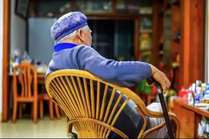 我75岁，给子女们日结工资轮流照顾我，用金钱买来的孝顺也很香