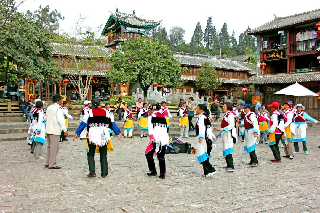 丽江古城一家客栈,丽江古城哪一家客栈门口有个大树