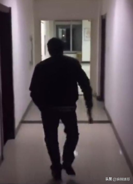 金晨模仿卡塔尔小王子自拍,金晨模仿卡塔尔王子自拍引热议