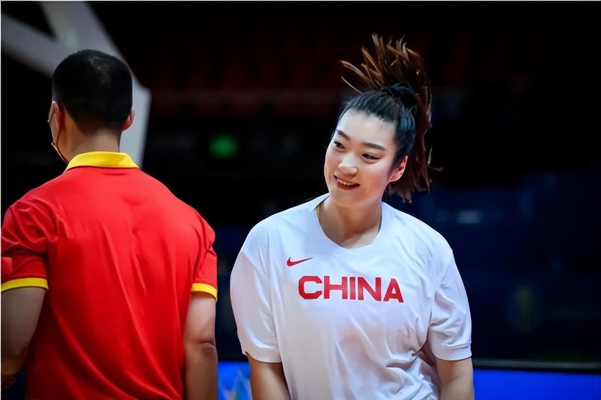 中国女篮李梦最新比赛,中国女篮李梦颁奖仪式