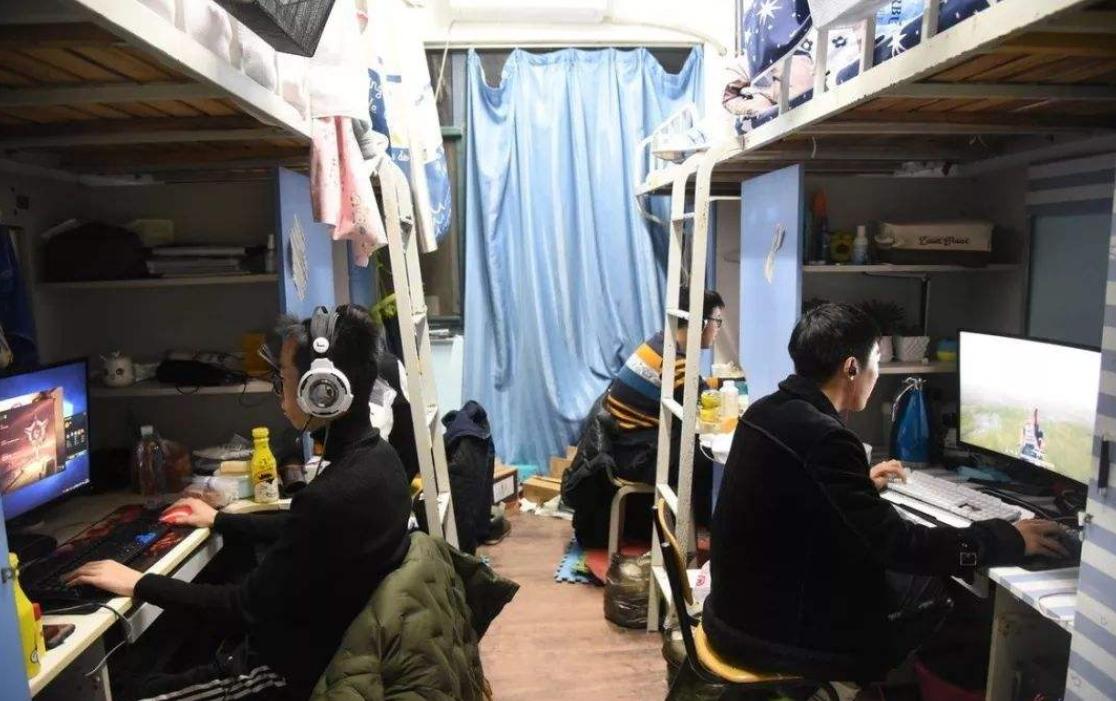 两姐妹卖烤肠月入12万,下班摆摊卖烤肠日入800多