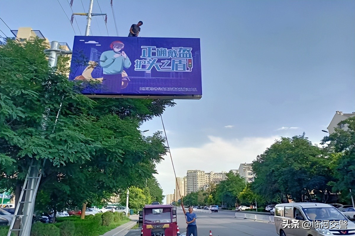 在小区宣传栏张贴交通安全警示牌,创城公益广告营造浓厚氛围