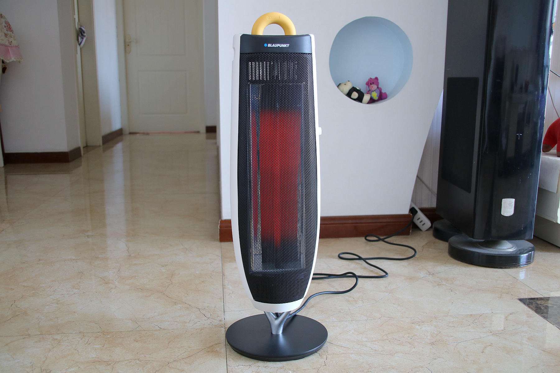 自从有了蓝宝这个“小太阳”，这个冬天家里从此不再寒冷