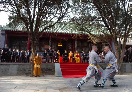 普京访问少林寺与高僧比武,普京看少林寺武僧表演