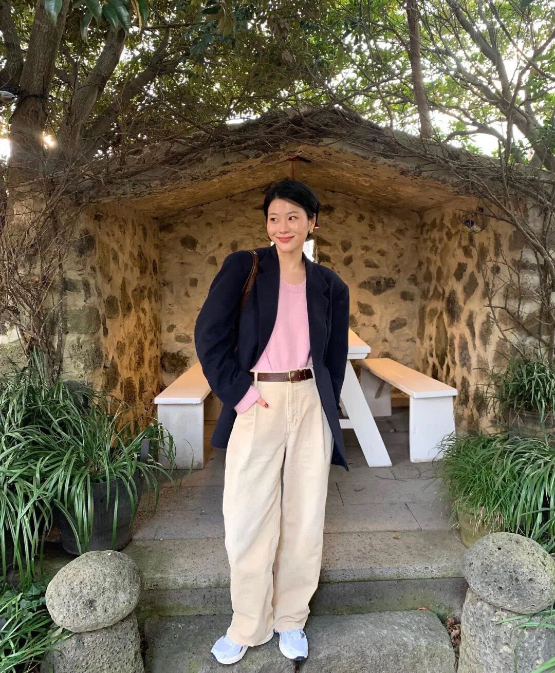 女人上了年纪少穿黑白灰,女人过了40岁就不要穿黑白灰