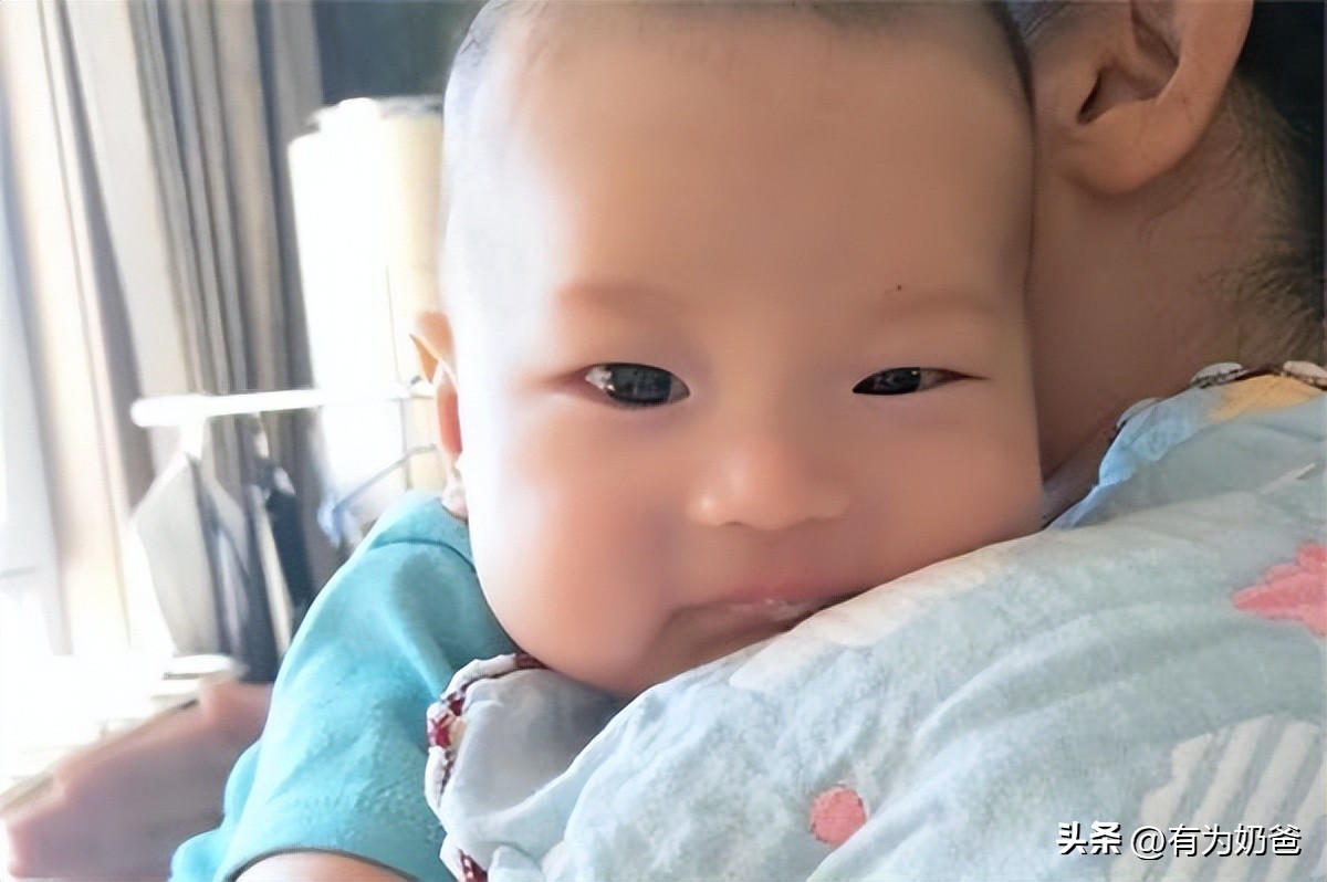 孩子喜欢被抱着怎么回事,孩子只让竖着抱横着抱就哭