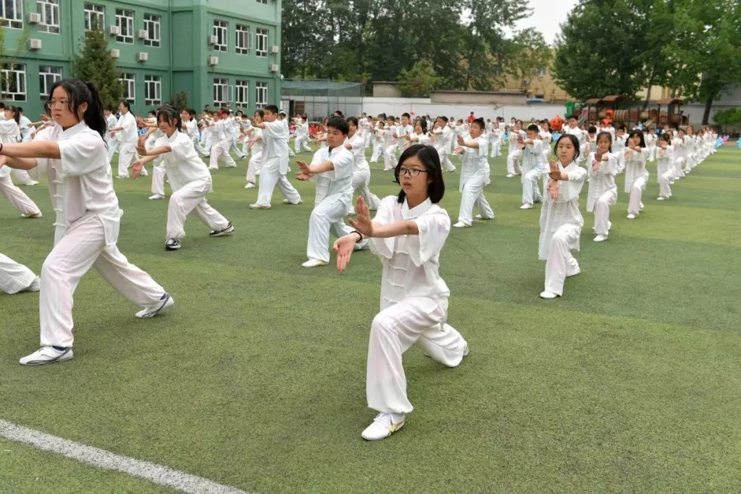 两千学生霸气登场的中杉金杉树体育节！泰酷辣！