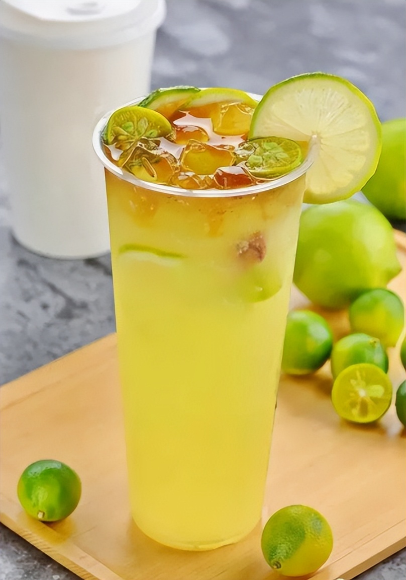 手打柠檬茶摆地摊一晚能赚多少,南宁手打柠檬茶摆地摊老板娘