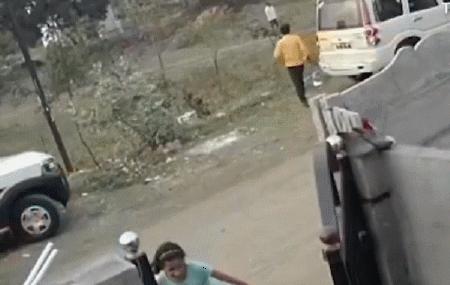 印度男子被大象追杀，又是戳又是拖，人象大战10年双方死亡差不多