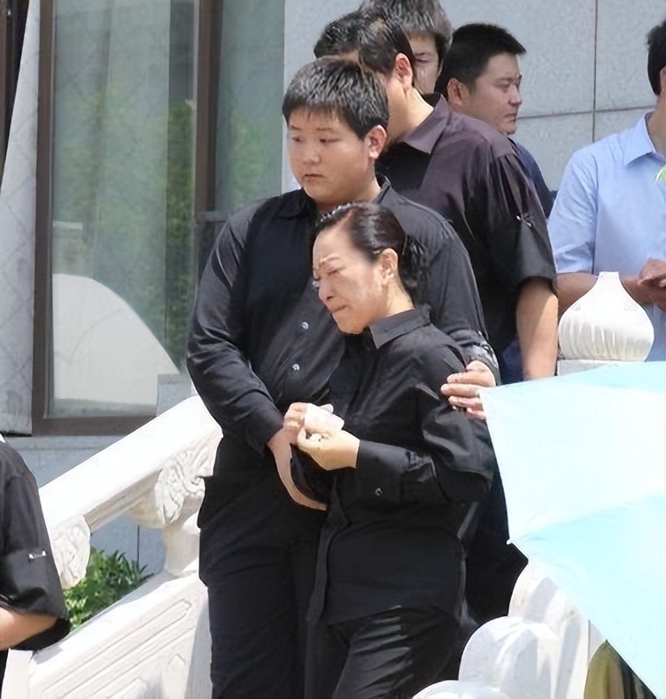 罗京去世后他妻子怎么样了,罗京去世后的照片