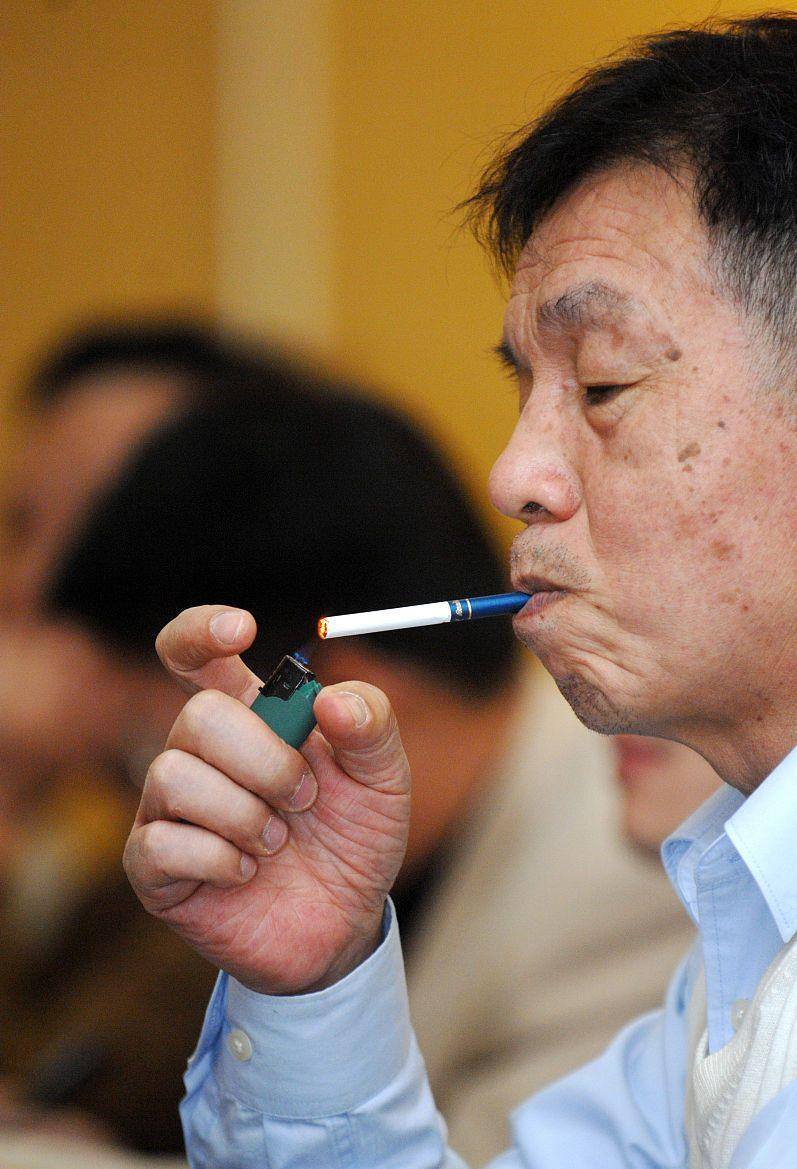 福建穷小子，靠卖卫生巾逆袭成富豪，身家22亿，合伙人却惨死