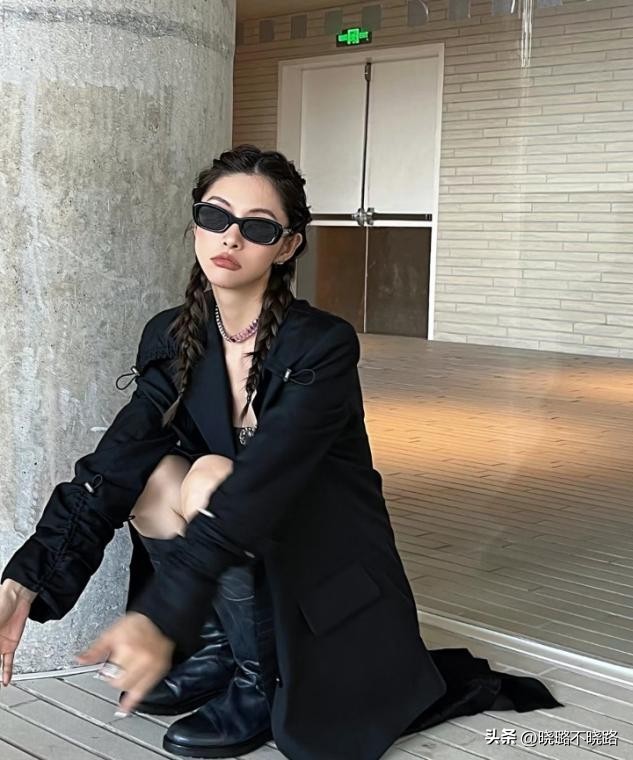 扎丸子头又好看又简单中长发,丸子头扎发简单减龄