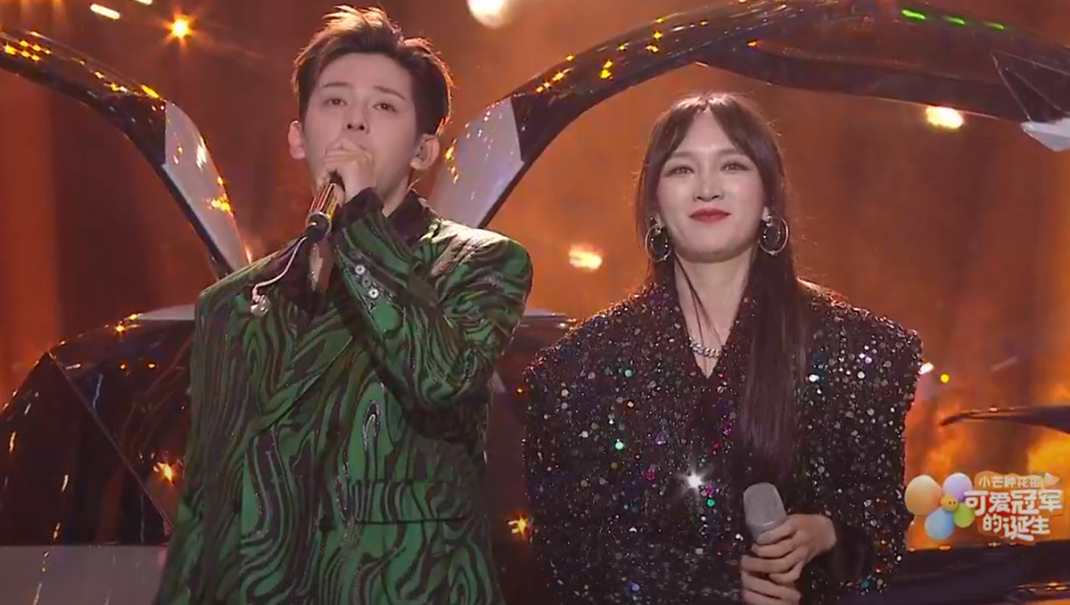 芒果电商晚会：6人主持团抢眼，4小花同台比美，何炅接班人被替代