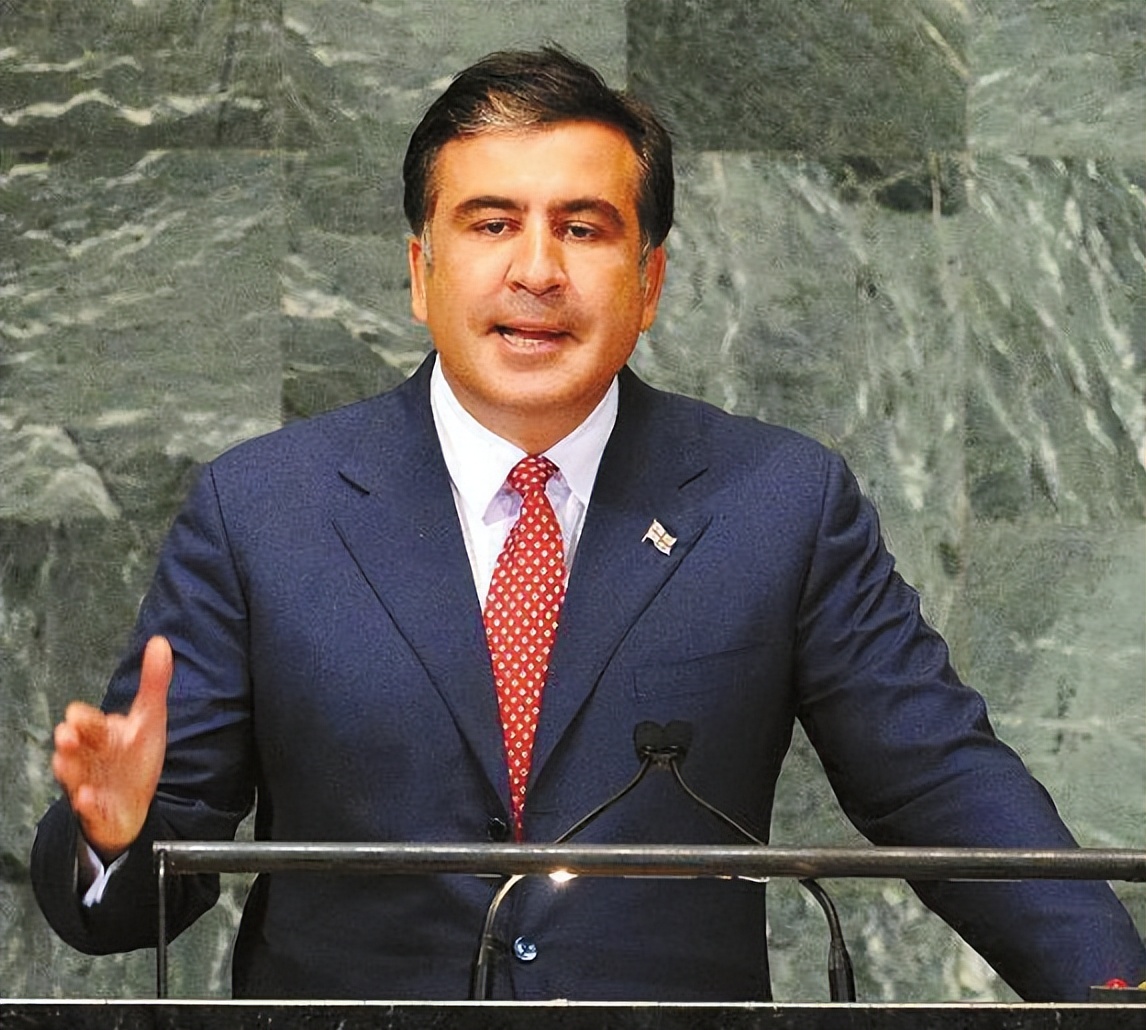 2008年那个敢和普京开战的总统，后来成为流浪汉，偶尔被母亲接济