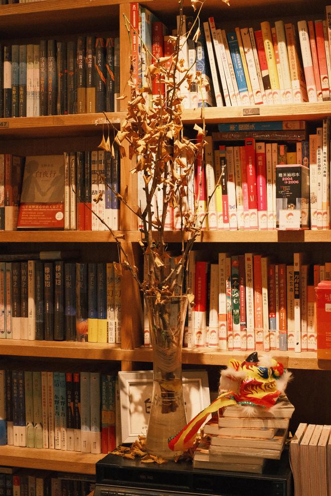 佛山70后老板打造300平书店弧形落地窗美翻了