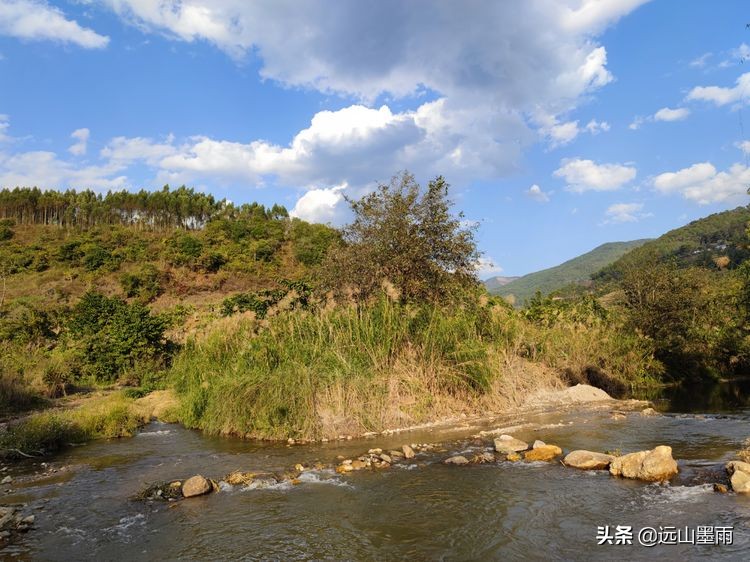 溪流潺潺、白茅飘飘，鲟鱼肥硕、菜蔬新鲜，景谷铁厂河畔的慢时光