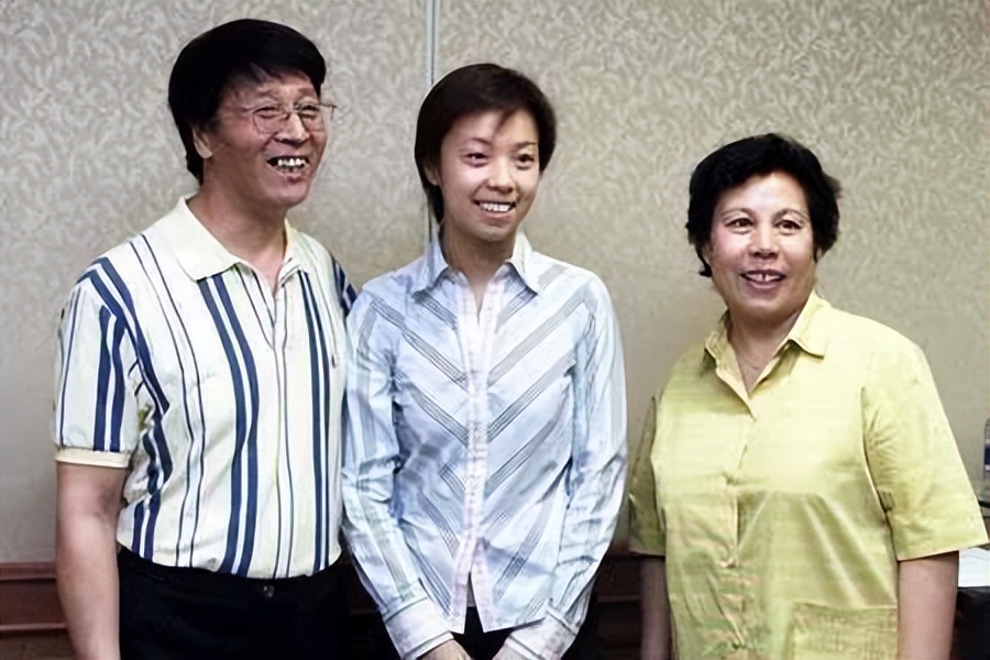 她是世界女乒第一人,大20岁老公与袁立同居12年,转身把她宠上天