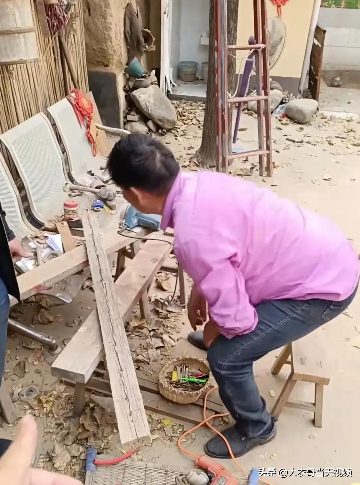 大衣哥被粉丝吓的视频,大衣哥砸门视频