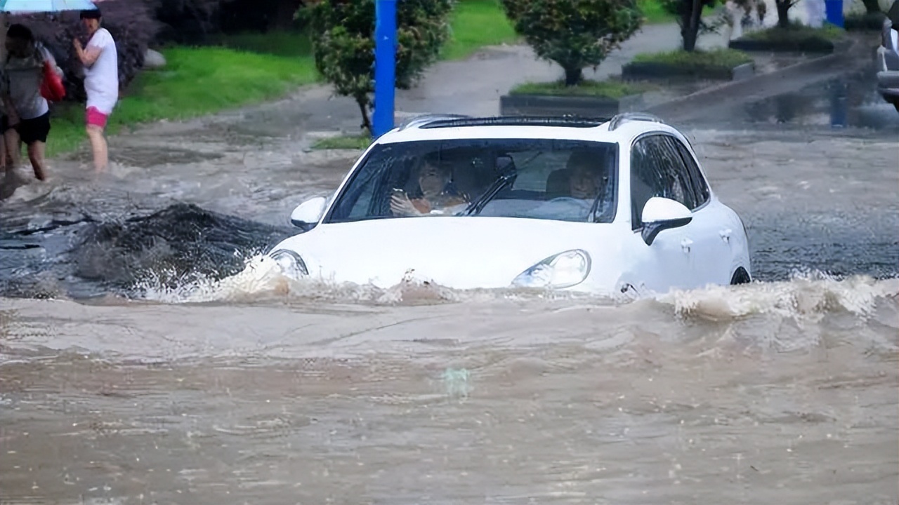 雨季天气行车安全,雨天路面湿滑行车注意安全