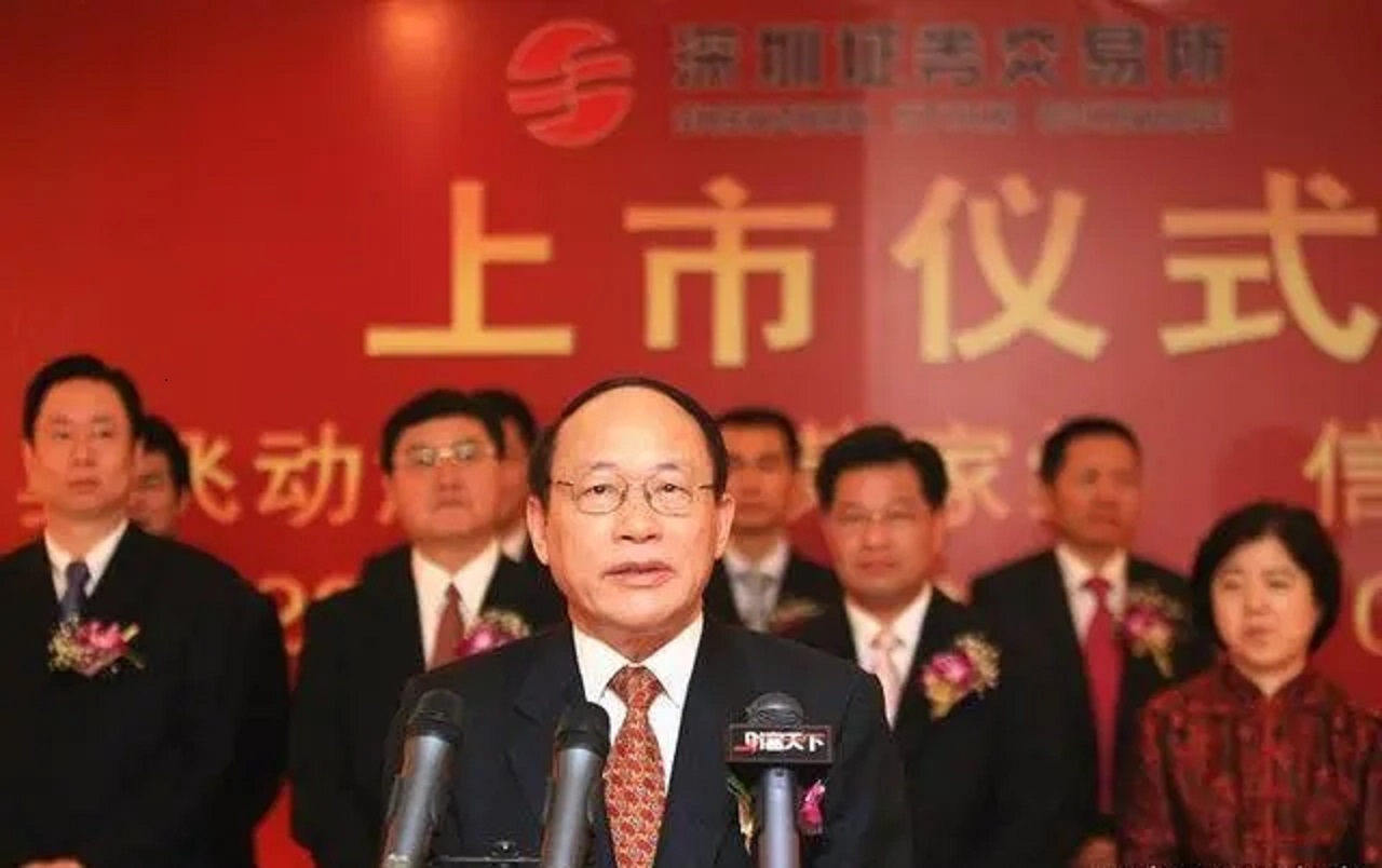 广东梅州大黑马：20岁考上人大，官至副部级，创办A股，身价240亿