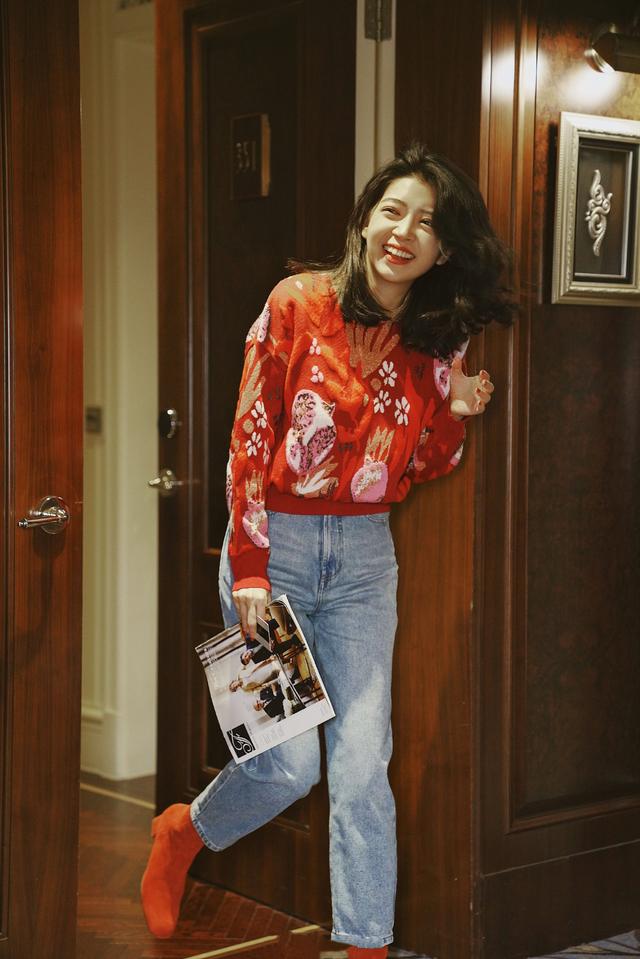 穿牛仔裤该怎么样搭配鞋,冬季不露腿日常牛仔裤穿搭推荐