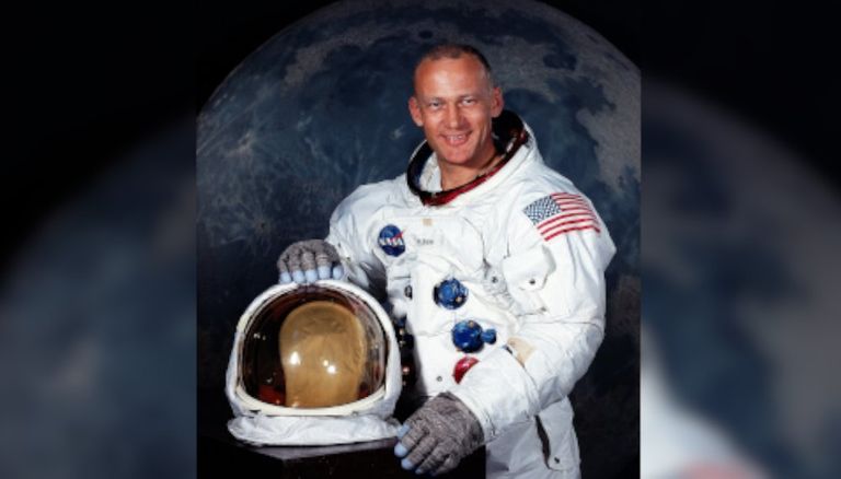九死一生的阿波罗登月计划，实验中死亡三人，阿姆斯特朗差点牺牲