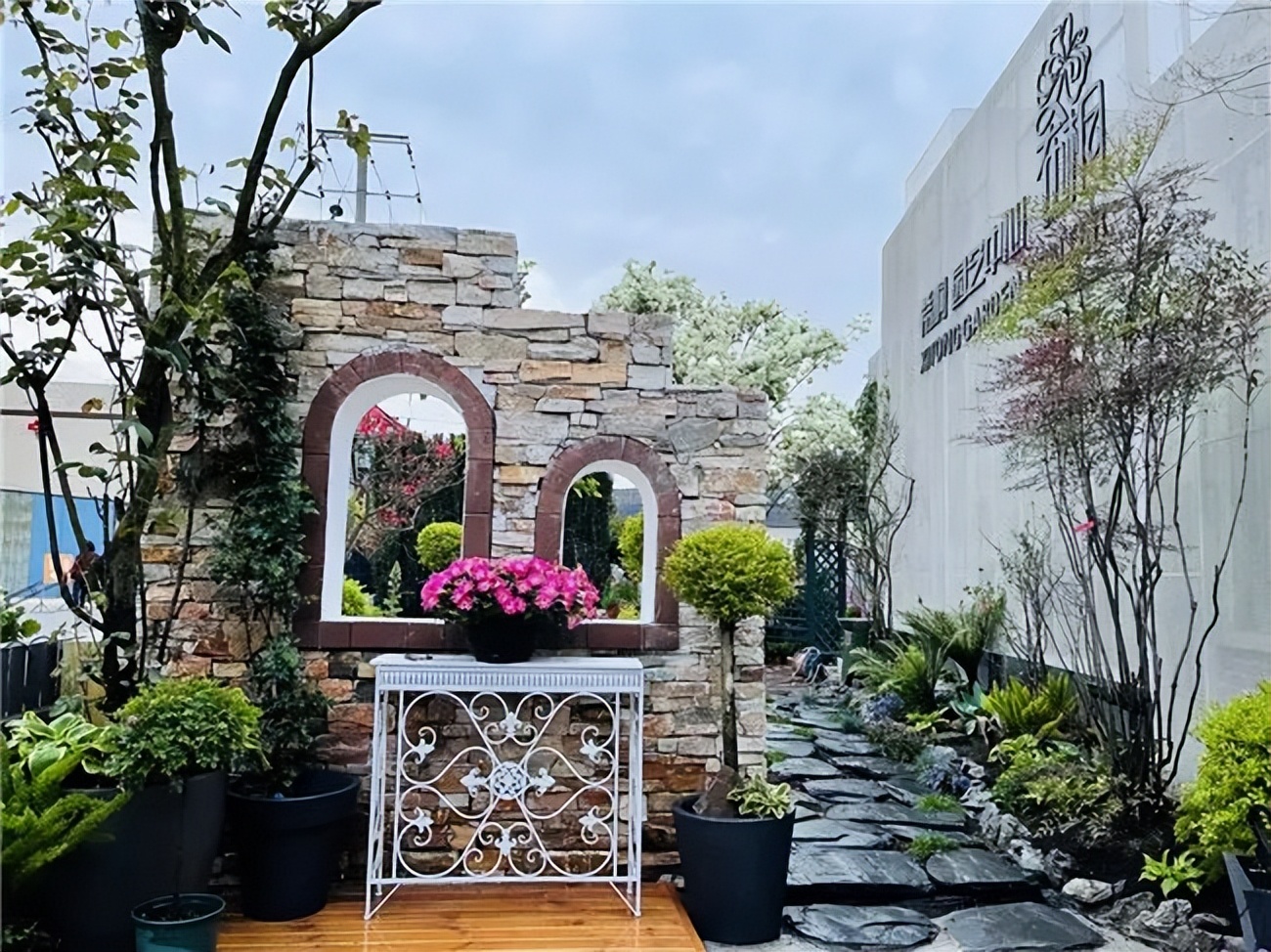 他在花市开了三家“非常规”花店，业绩不凡，成为同行学习的样板