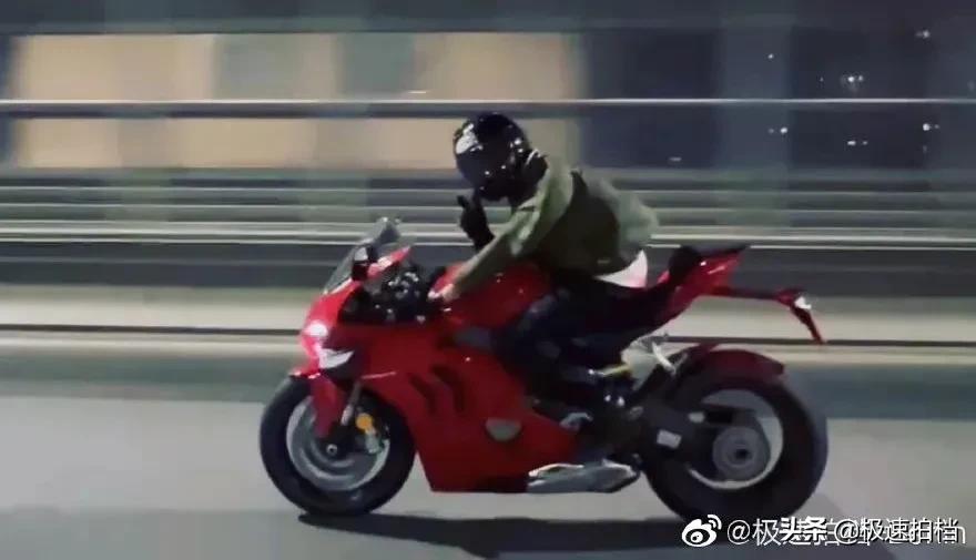 花十几万买摩托的人什么心态,花10万买摩托的人有车吗