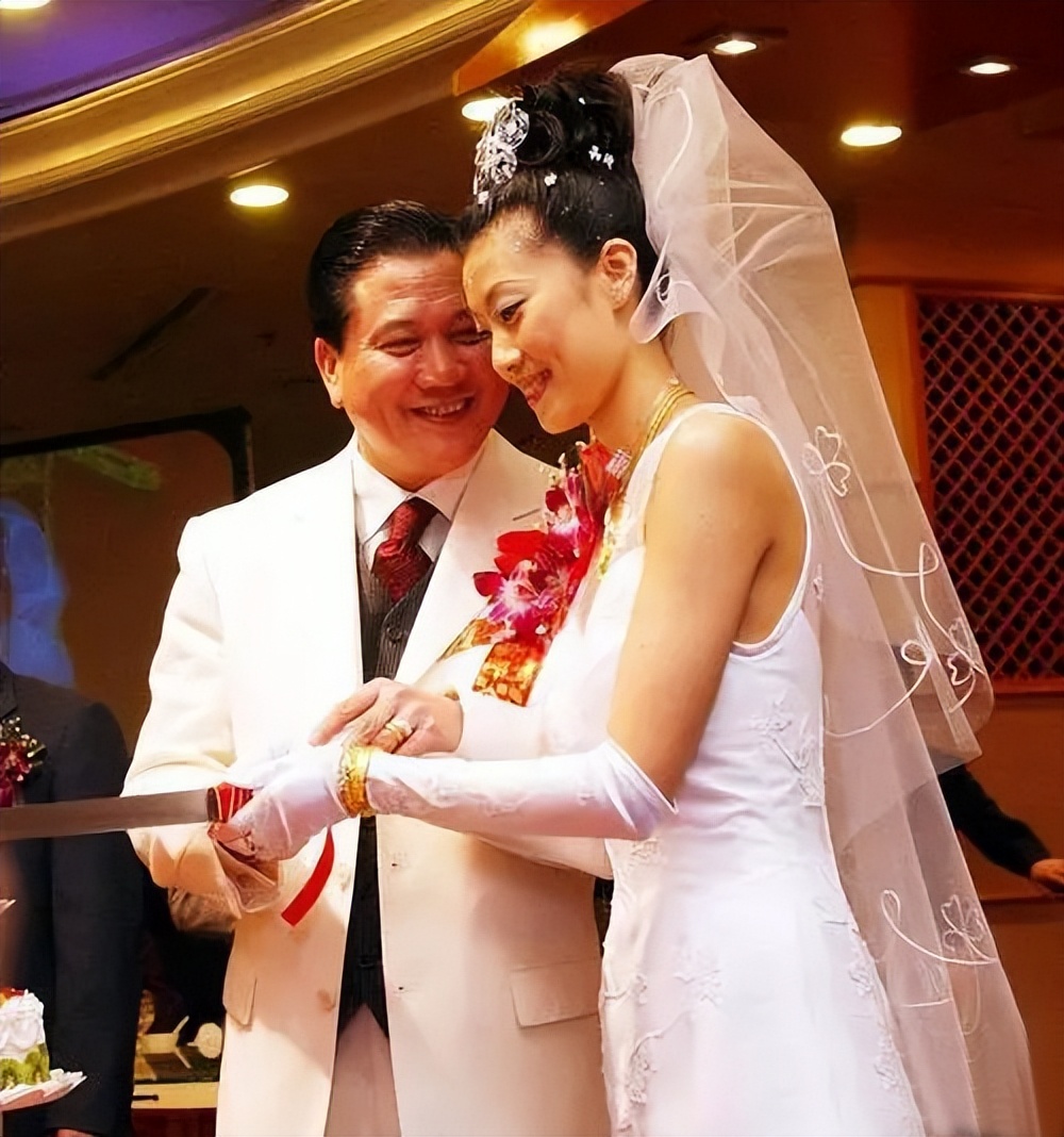 万梓良前妻恬妞与恬妮关系,恬妮和万梓良生有孩子吗