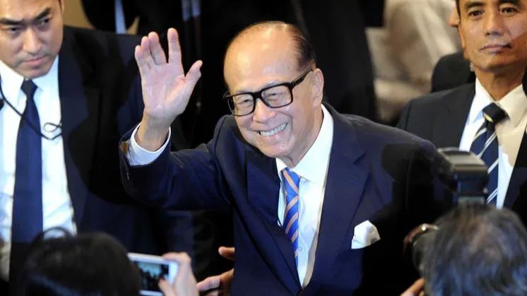 学习李嘉诚投资智慧，撤！接近达成协议，为退出英国电讯市场铺路