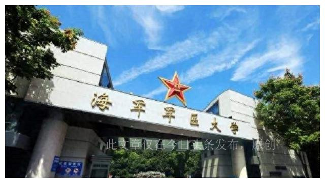 为啥越来越多人选择军医大学？无军籍的军医比普通医学生更好就业