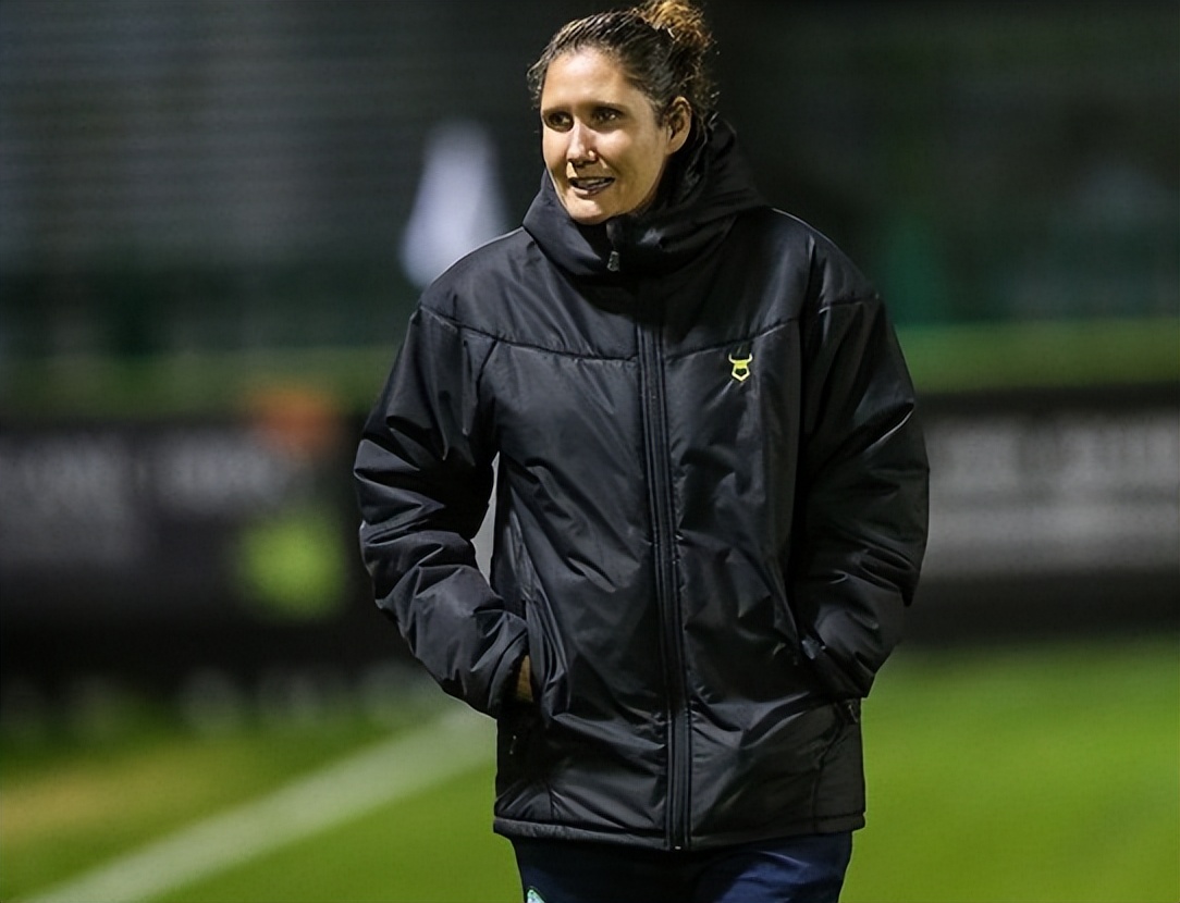 英格兰职业足球规则被打破第一位女教练诞生