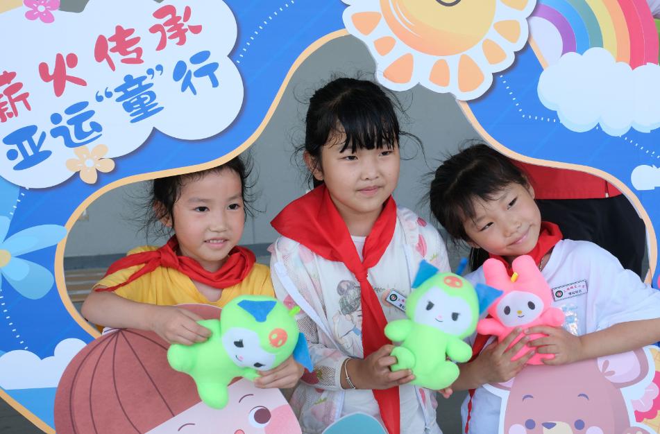 携手童行公益活动,一起童行