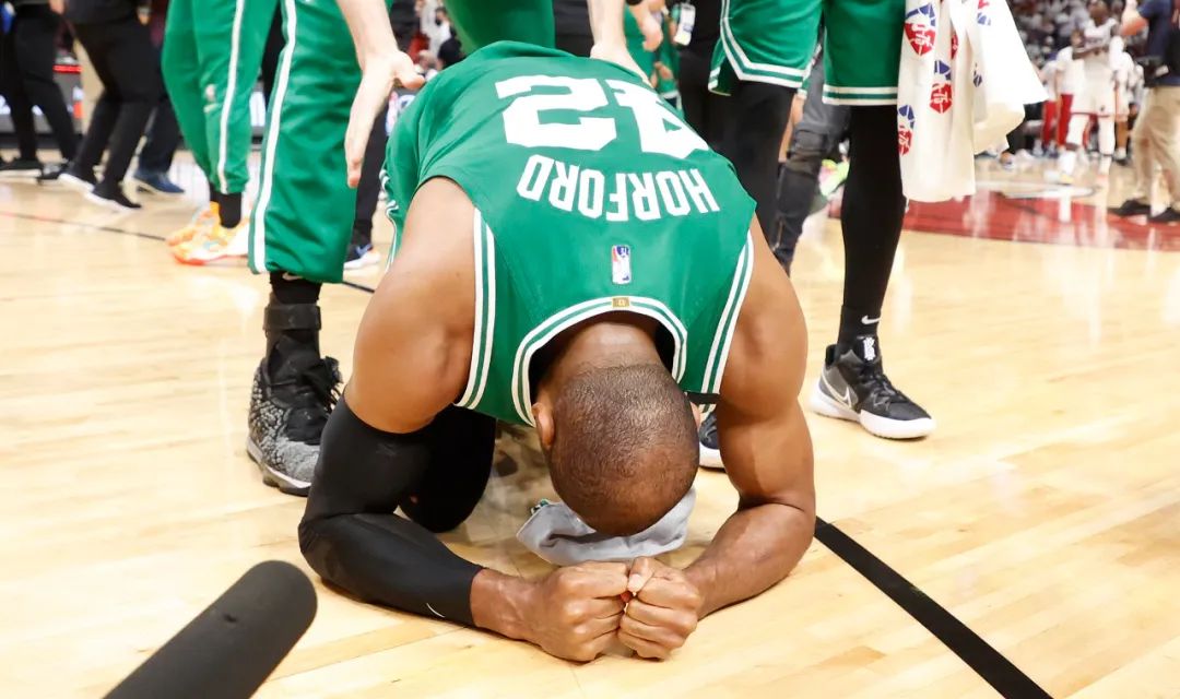 霍福德参加过多少次季后赛,霍福德连续多少年打进季后赛了