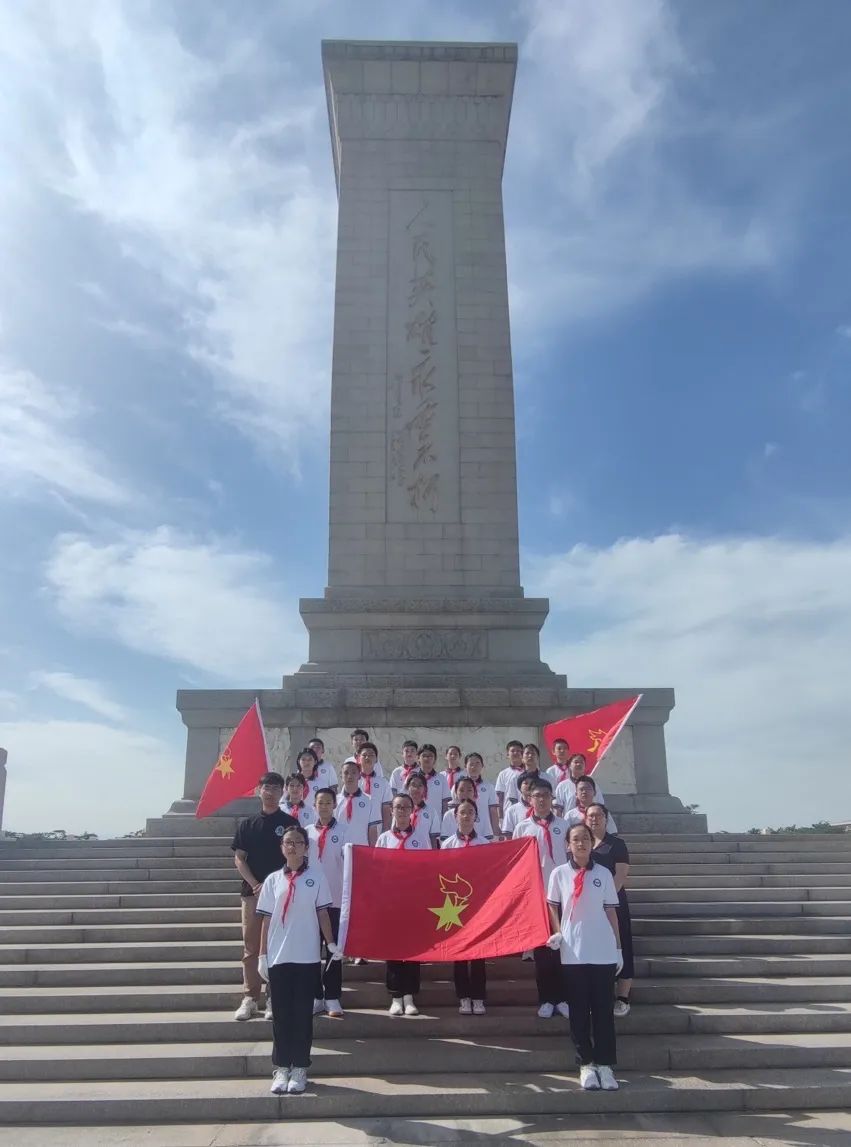 *党**建引领│缅怀革命先烈，传承红色基因——丰台区少先队员站立首都少年先锋岗