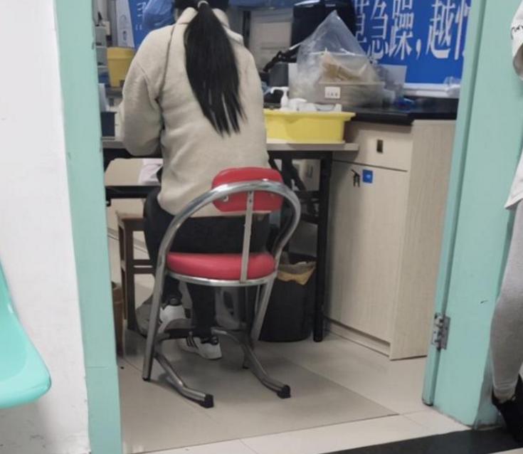 高校女厕中的高薪“兼职”，撕碎了多少女大学生遮羞布