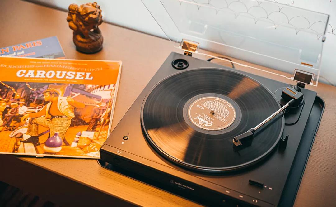 宾馆酒店房间都标配的音箱,顶级酒店房间里的音响