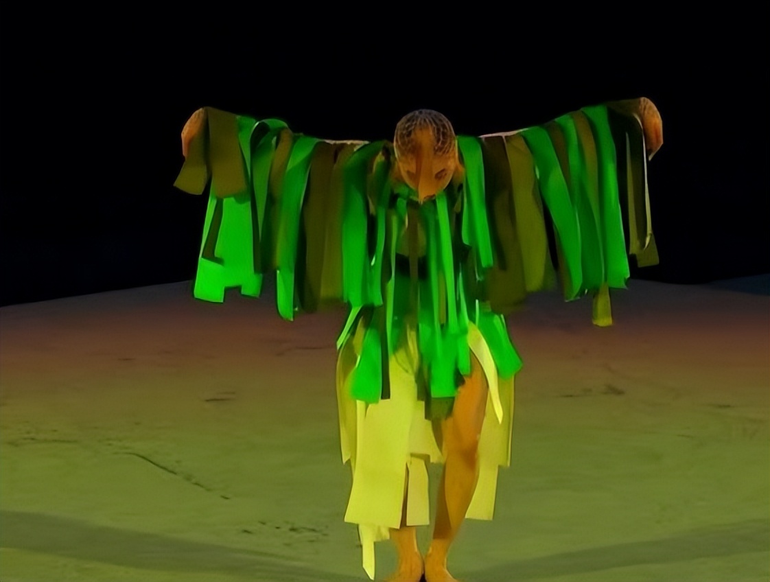 女的抓男的手臂舞蹈,舞蹈女孩下腰手抓脚展示