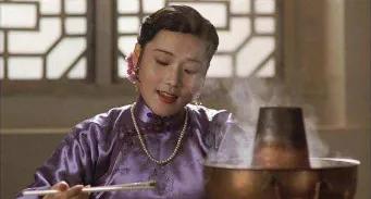 《妻妾成群》：整天面带笑容的卓云，才是手段厉害的人