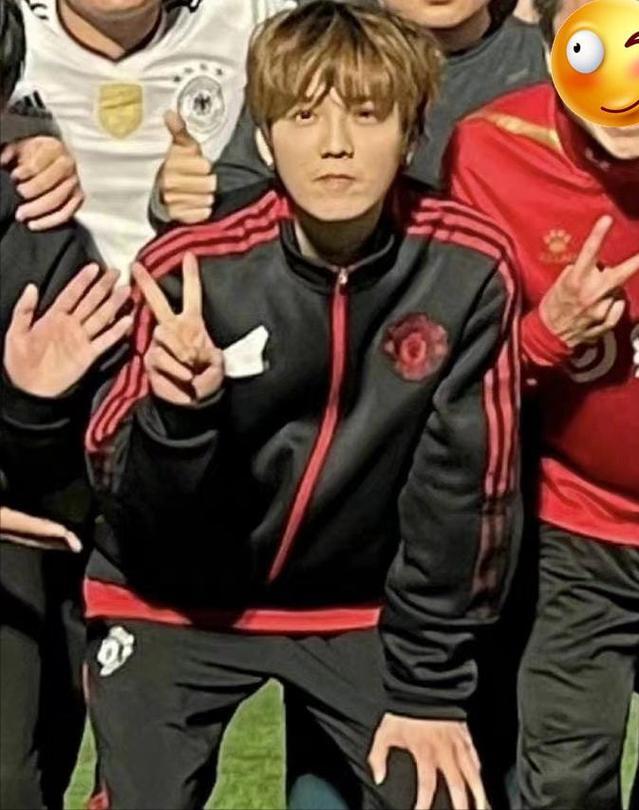 鹿晗踢球照曝光头发油腻满脸胡渣,鹿晗现状