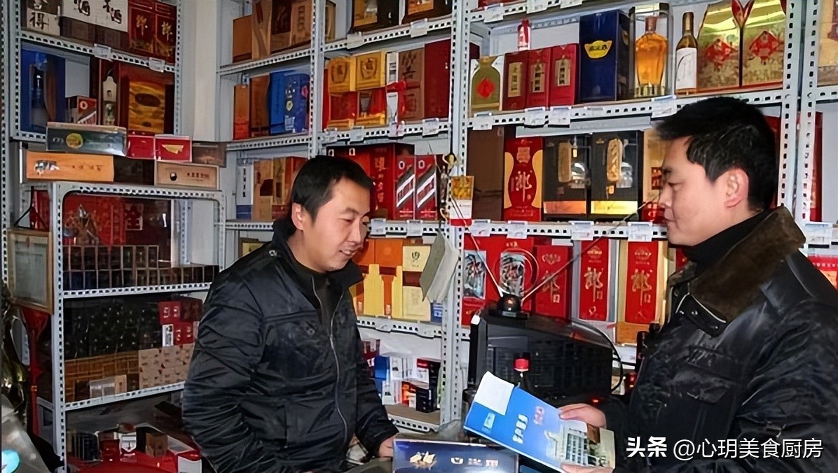 买酒时，老板问“送人还是自己喝”，留个心眼，别傻乎乎的被套路