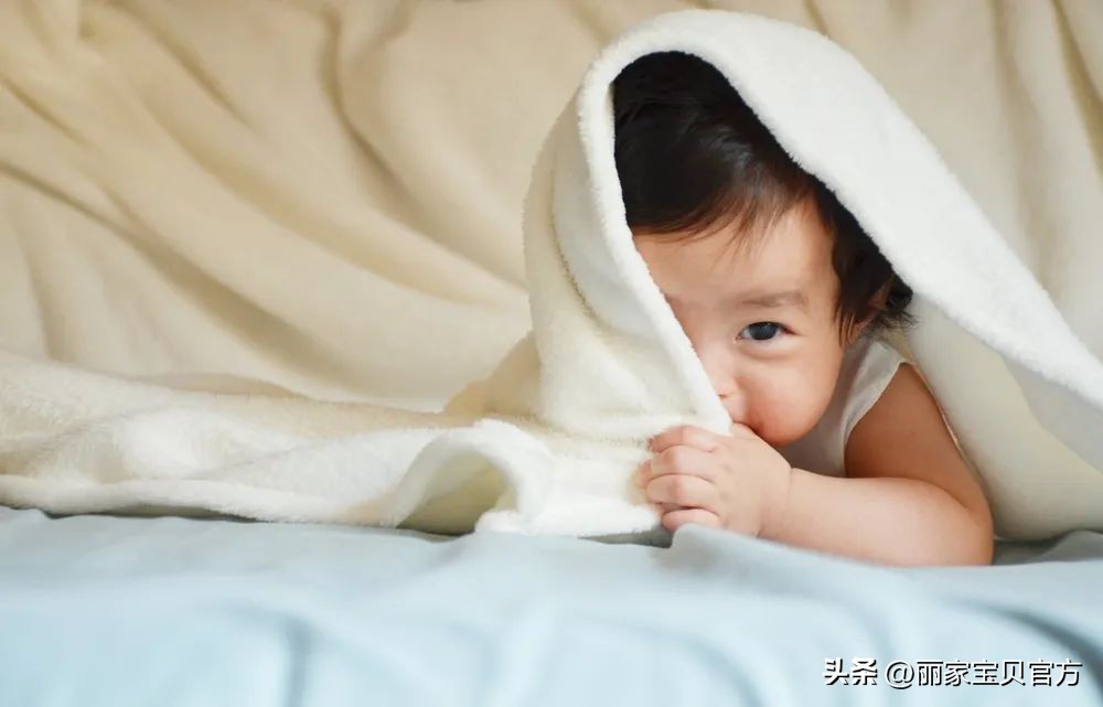 两个孩子，一个睡觉多一个睡得少，10年后的差距明显