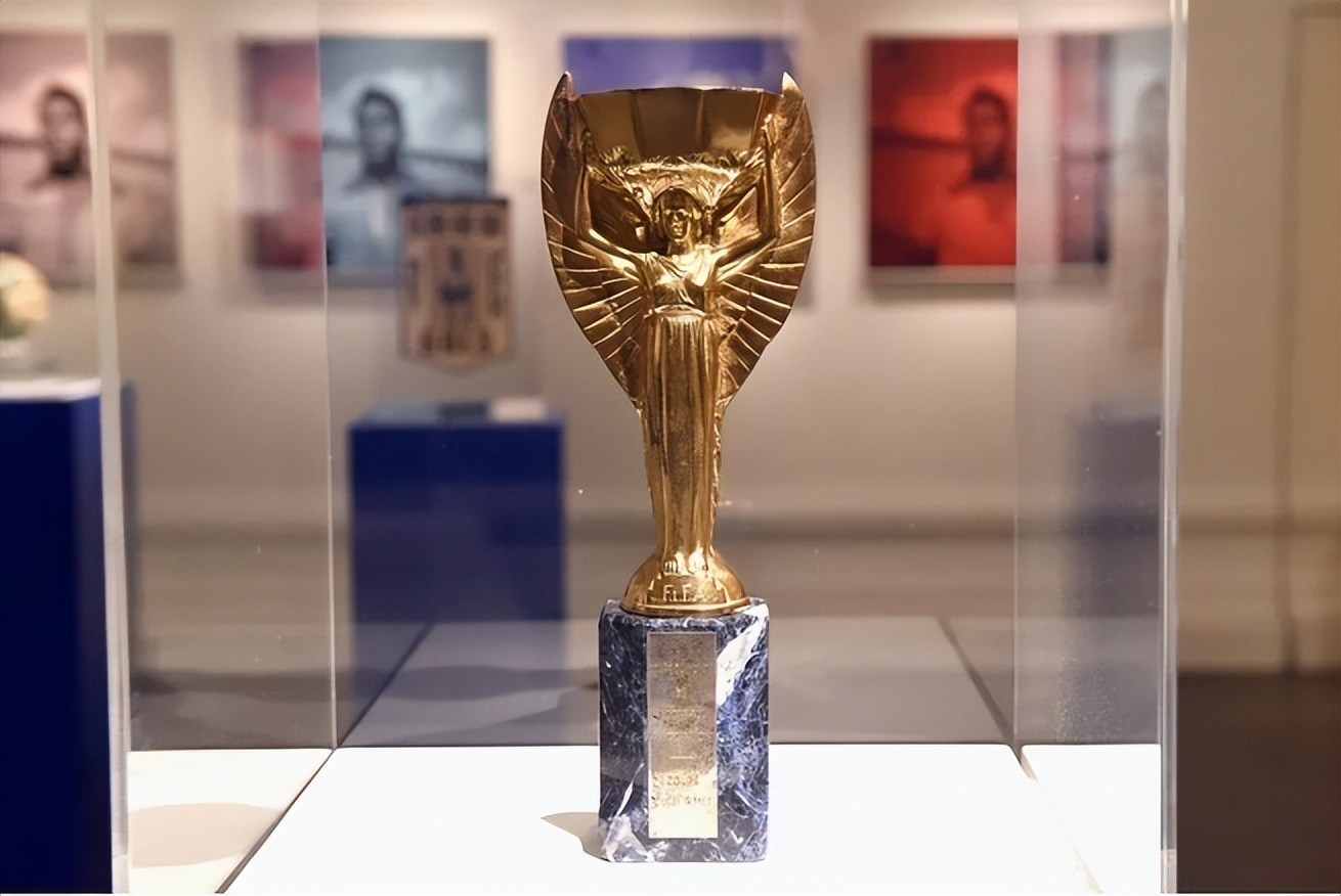 梅西的大力神杯还需要还回去吗,梅西捧回去的大力神杯是复制品吗