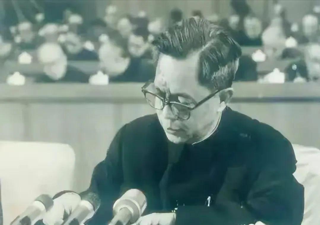 副总理*毅方**，坚持实事求是，正确看待两个凡是，推动高考制度恢复