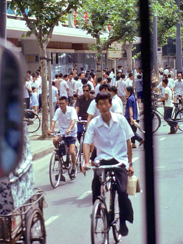 八十年代的上海老照片,踩在东海沿岸闪耀着无与伦比的繁荣骄傲