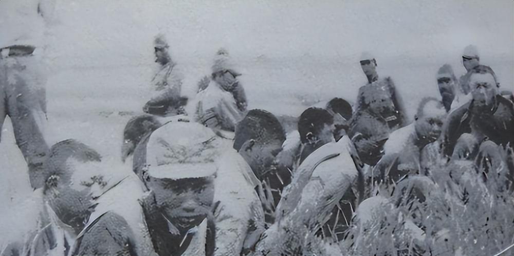 高清老照片：旗人格格大腿岔开豪放洗衣，地主三妻四妾不输女明星