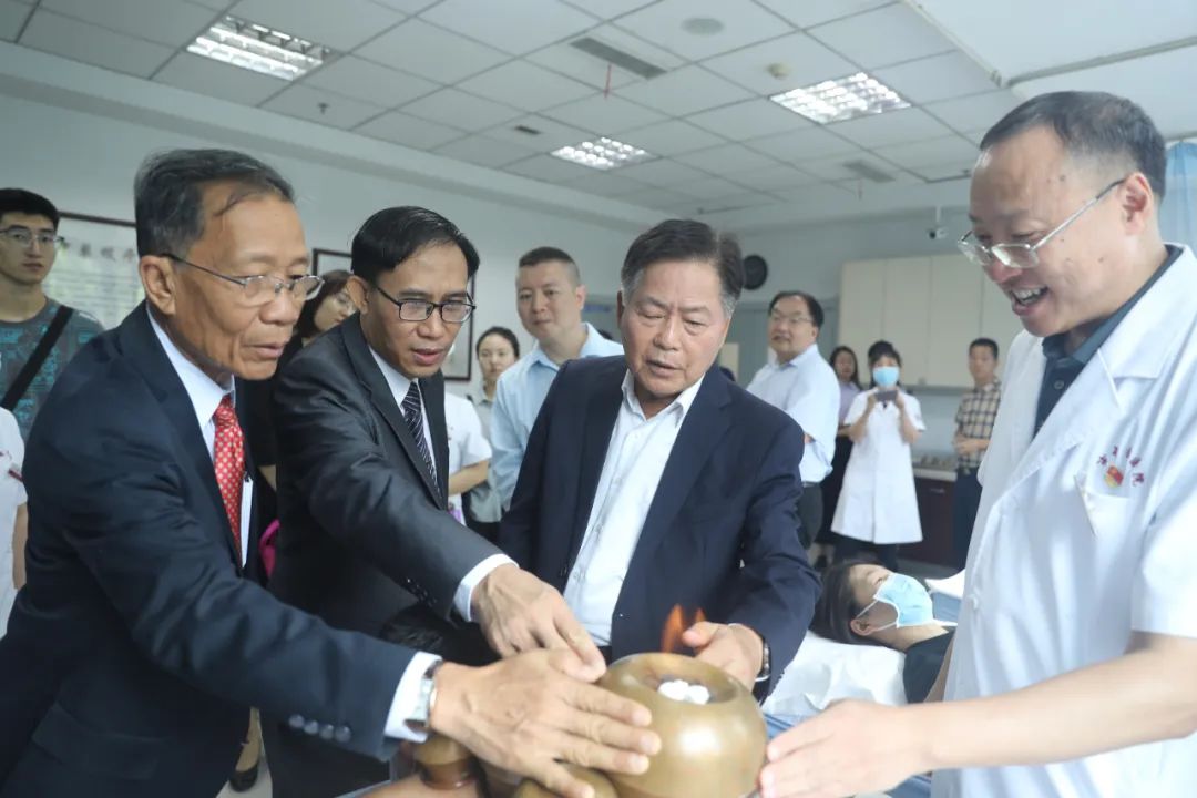 老挝国家代表团在云南,老挝人来中国医院