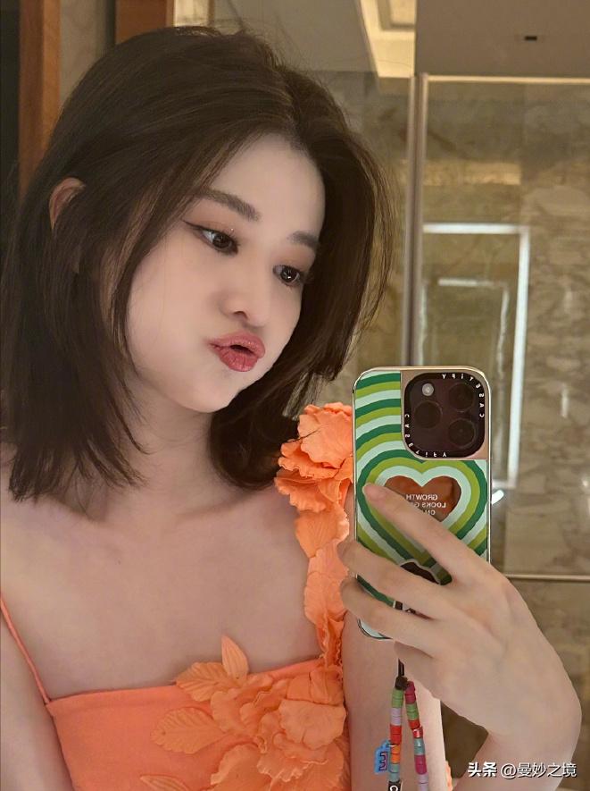 乔欣街头皮衣回眸夜晚半身照,乔欣抹胸白礼服女神气质高清写真