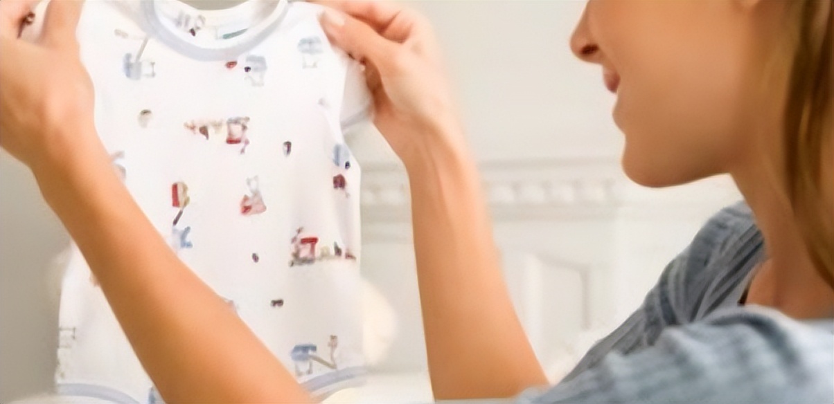 名牌变山寨?同班学生因撞衫拿错衣服,宝妈讨要,对方却倒打一耙